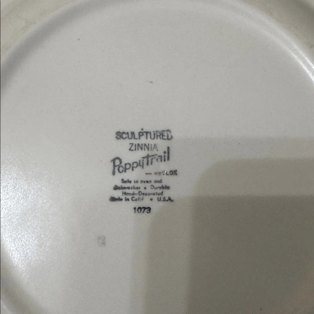 Vintage Metlox Poppytrails Sculpted Zinnia #1073 Set of 2 Dinner Plates 10.5”‎